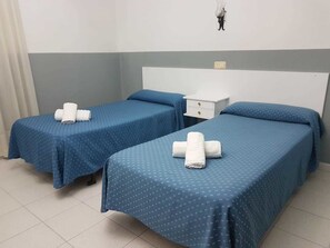 Habitación con 2 camas individuales | Wifi gratis y ropa de cama