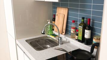 City Apartment, Multiple Beds, Non Smoking | Private kitchen | Fridge, microwave, stovetop, electric kettle