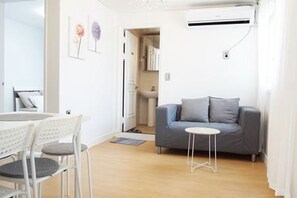 ハウス (2F) | リビング エリア | 薄型テレビ