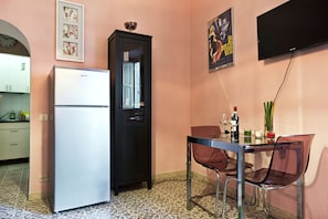 Apartment, 1 Queen Bed, Non Smoking | Living area | Flat-screen TV