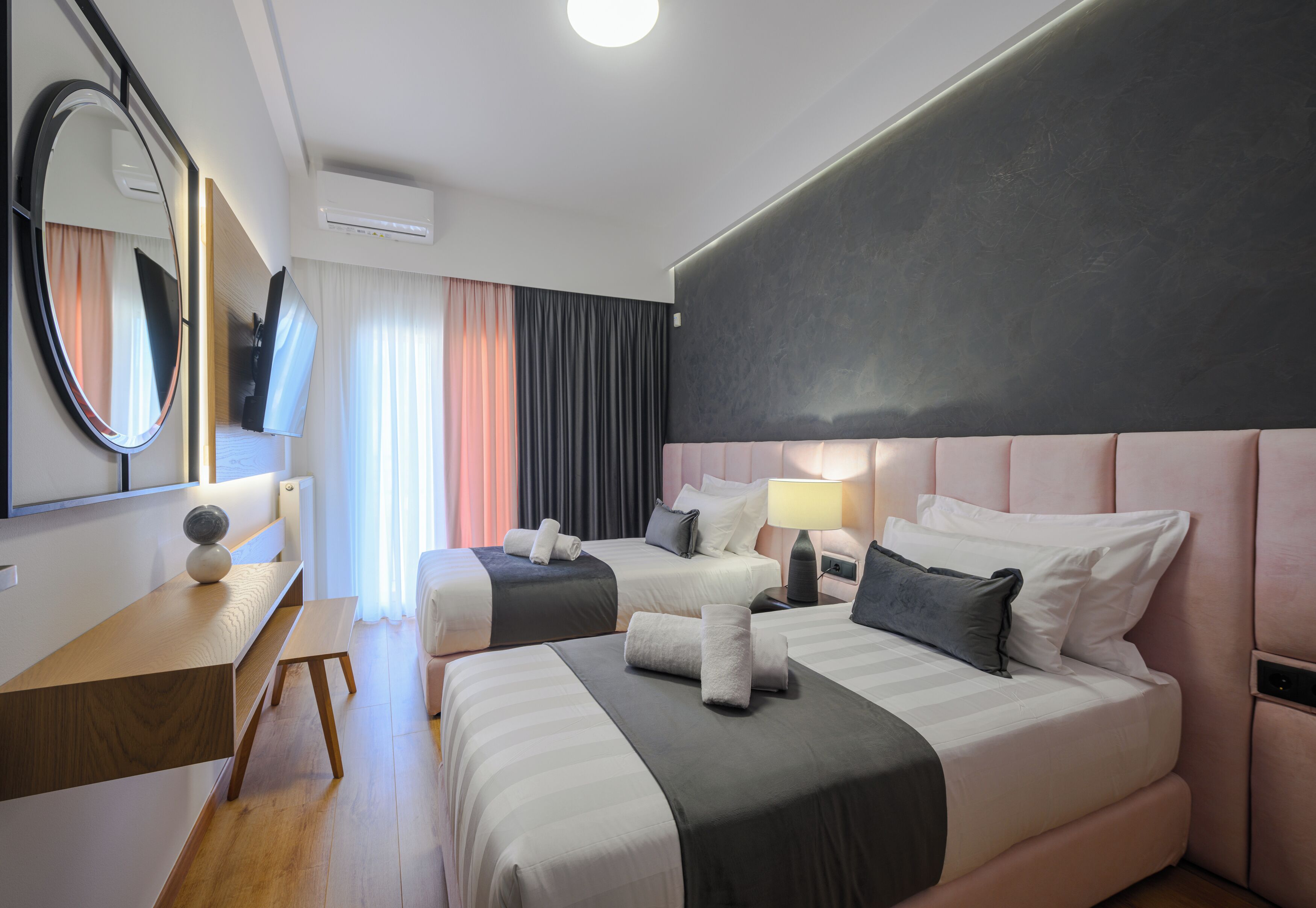 ملاءات من القطن المصري وأغطية فراش متميزة وميني بار وخزنة داخل الغرفة