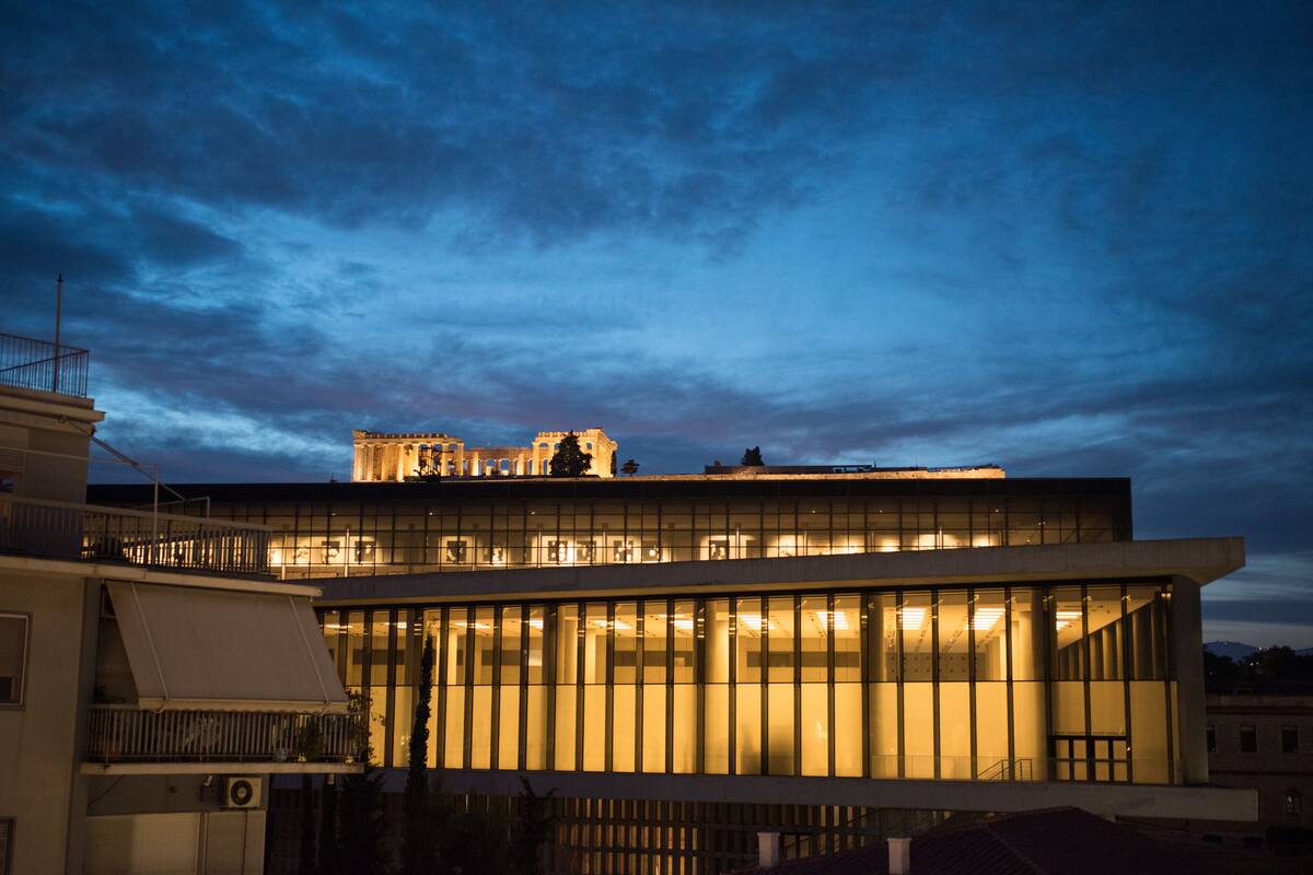 Un bâtiment moderne doté de grandes fenêtres et d’un balcon.