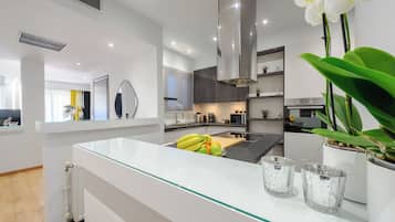 Acropolis View Signature Penthouse | Cocina privada | Refrigerador con congelador, microondas, horno y parrilla de estufa