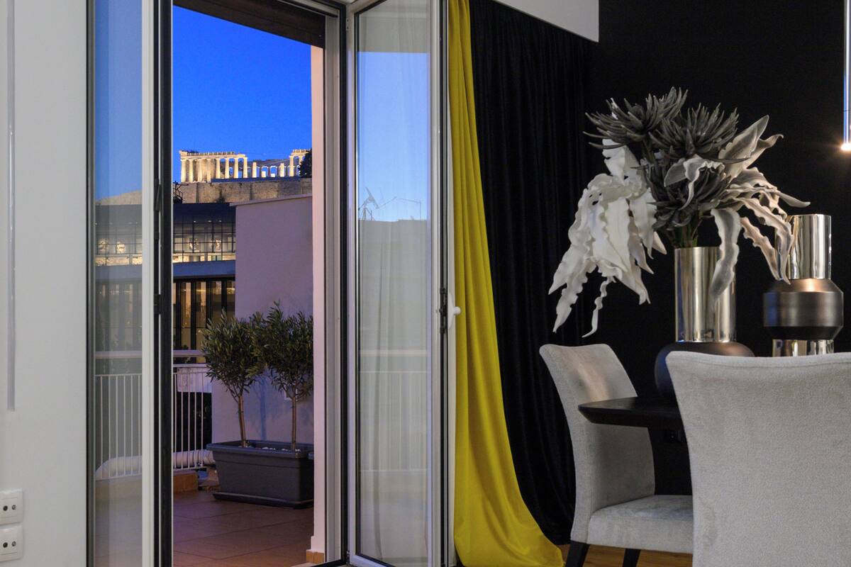 Un salon moderne doté d’une porte-fenêtre coulissante donnant sur un balcon extérieur.