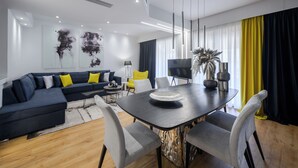 Acropolis View Signature Penthouse | Oppholdsområde | Flatskjerm-TV og Netflix