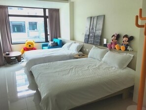 Escritorio, cortinas blackout y sistema de insonorización 