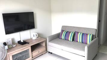 Kamar Quadruple Standar (Moon ) | Meja kerja, tirai kedap cahaya, dan kedap suara