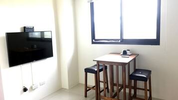 Kamar Double Bulan Madu | Meja kerja, tirai kedap cahaya, dan kedap suara