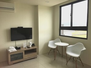 Escritorio, cortinas blackout y sistema de insonorización 