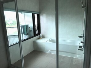 Dusche, Regendusche, kostenlose Toilettenartikel, Haartrockner