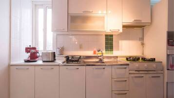 House, Non Smoking (3F) | Private kitchen | Fridge, microwave, stovetop, coffee/tea maker