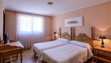 Desk, soundproofing, free WiFi, bed sheets