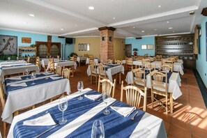 Breakfast, lunch, dinner served; local cuisine - Hotel Rio Cea (Valderrueda)
