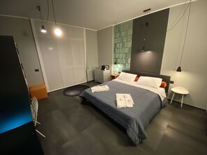 Luxury-Doppelzimmer, barrierefrei, Balkon | Zimmersafe, Schreibtisch, laptopgeeigneter Arbeitsplatz, Babybetten