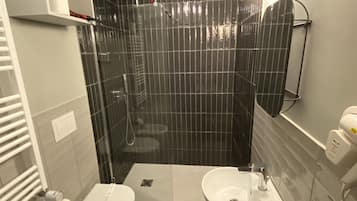 Luxury-Doppelzimmer, Balkon | Badezimmer | Dusche, Regendusche, kostenlose Toilettenartikel, Haartrockner