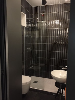 Kamar Double Mewah, balkon | Kamar mandi | Shower, pancuran hujan, perlengkapan mandi gratis, dan pengering rambut