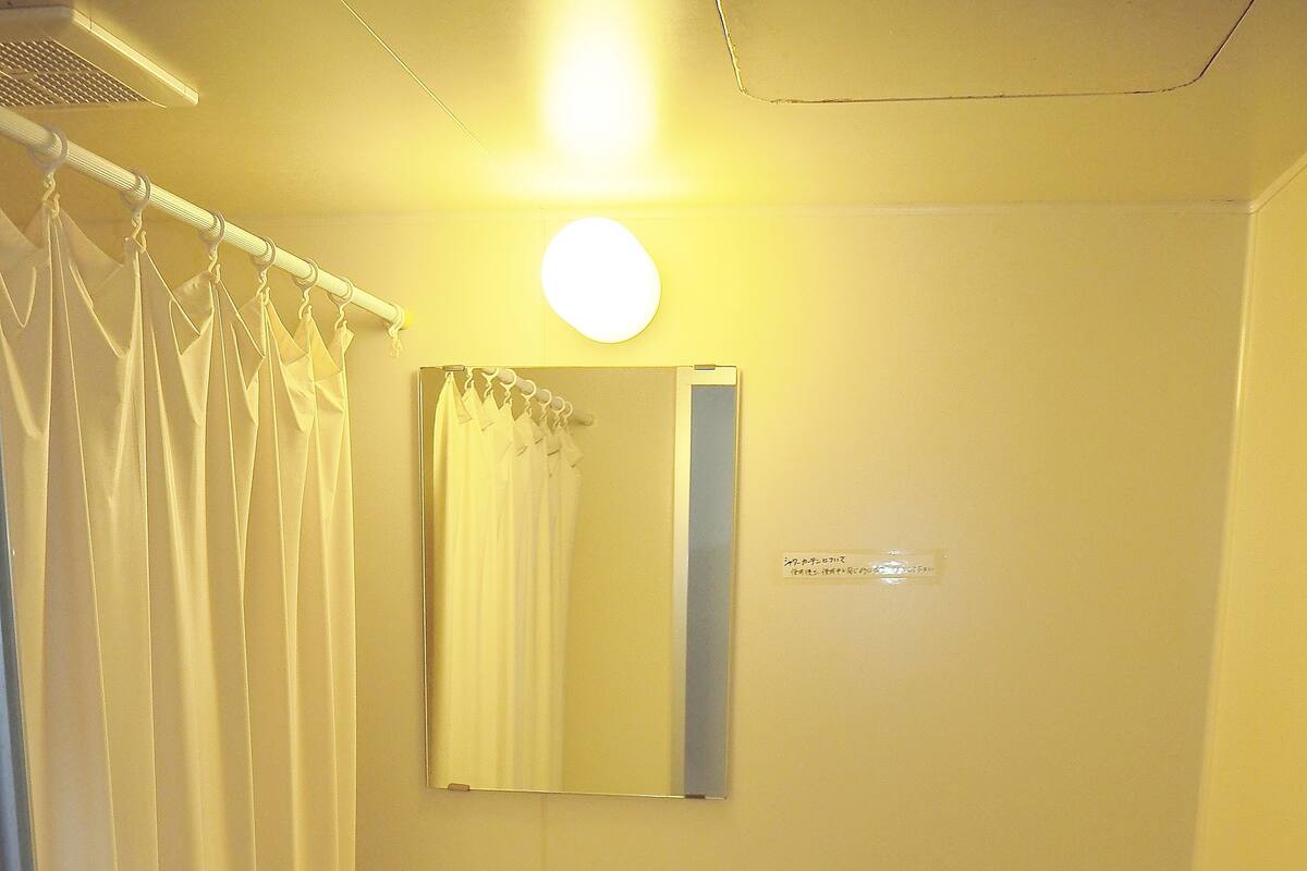 Une salle de bain avec un lavabo, des toilettes et un miroir.