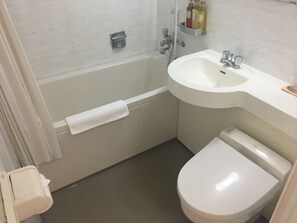 シャワー付き浴槽、深めの浴槽、バスアメニティ (無料)、ヘアドライヤー