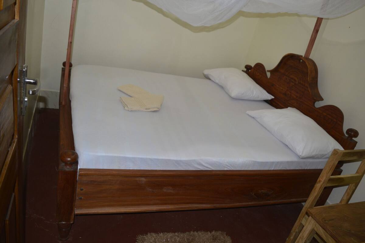 Quarto casal standard | Cofres nos quartos, ferros/tábuas de passar roupa, Wi-Fi de cortesia