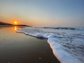 Ubicación a pie de playa, arena blanca, tumbonas y sombrillas