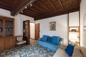 Apartment, 2 Bedrooms, Non Smoking | Living area | LED TV, books - Vigna 2 - Elegant Apartment in the Centre of Flore (Florence)