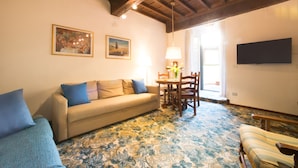 Apartment, 2 Bedrooms, Non Smoking | Living area | LED TV, books - Vigna 2 - Elegant Apartment in the Centre of Flore (Florence)