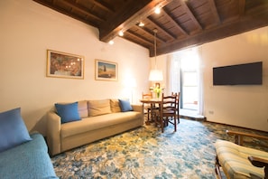 Apartment, 2 Schlafzimmer, Nichtraucher | Wohnbereich | LED-Fernseher, Bücher