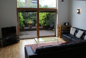Flat-screen TV - Shortletting by Centro Ap. - Campbell P. (Milton Keynes)