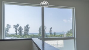 A large window with a view of the ocean and trees. - Ocean Villa Tin Gala (Onna)