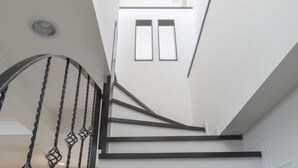 A modern staircase with black railings and white walls. - Ocean Villa Tin Gala (Onna)