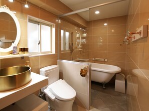 Condo design, para não fumantes | Banheiro | Banheira de imersão, produtos de toalete grátis, secador de cabelo 