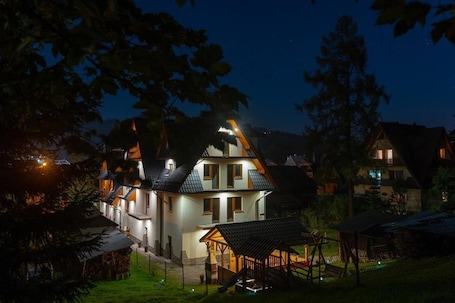 住宿正面 - 傍晚/夜晚