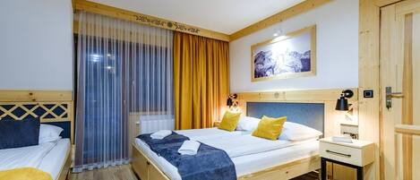 Tremannsrom – deluxe, balkong | Wi-fi (inkludert) og sengetøy