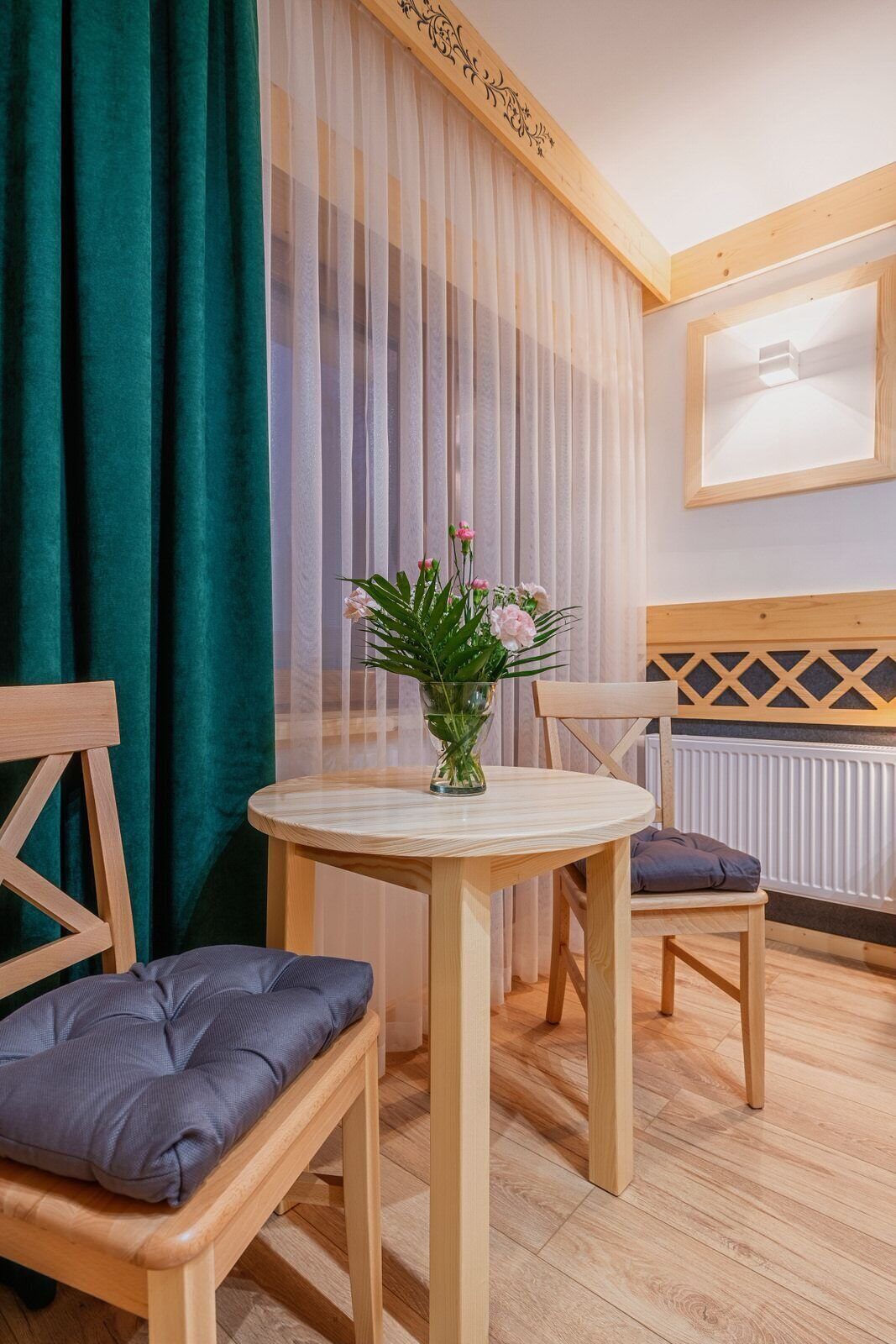 Quarto casal ou duplo luxo, sacada | Área de estar | TV de tela plana