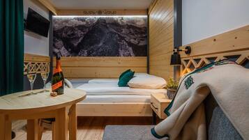 Quarto casal ou duplo luxo, sacada | Wi-Fi de cortesia, roupa de cama