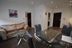 Apartment, 1 Double Bed, Non Smoking | Living room