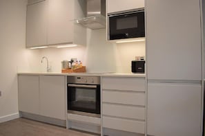 Apartment, 1 Double Bed, Non Smoking | Private kitchenette | Fridge, microwave, oven, stovetop - Shortletting by Centro Ap. - Milburn H. (Milton Keynes)