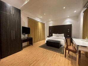 Honeymoon Suite | Minibar, desk