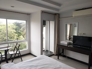 Standard Room, 1 King Bed | Room amenity