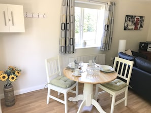 Deluxe Cottage, Ensuite, Garden View | Restaurant - Cherry Tree Cottage (Chipping Norton)