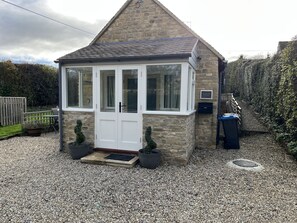 Property entrance - Cherry Tree Cottage (Chipping Norton)