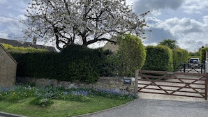 A gated entrance to a property with a sign reading 'Cherry Tree Cottage.' - Cherry Tree Cottage (Chipping Norton)
