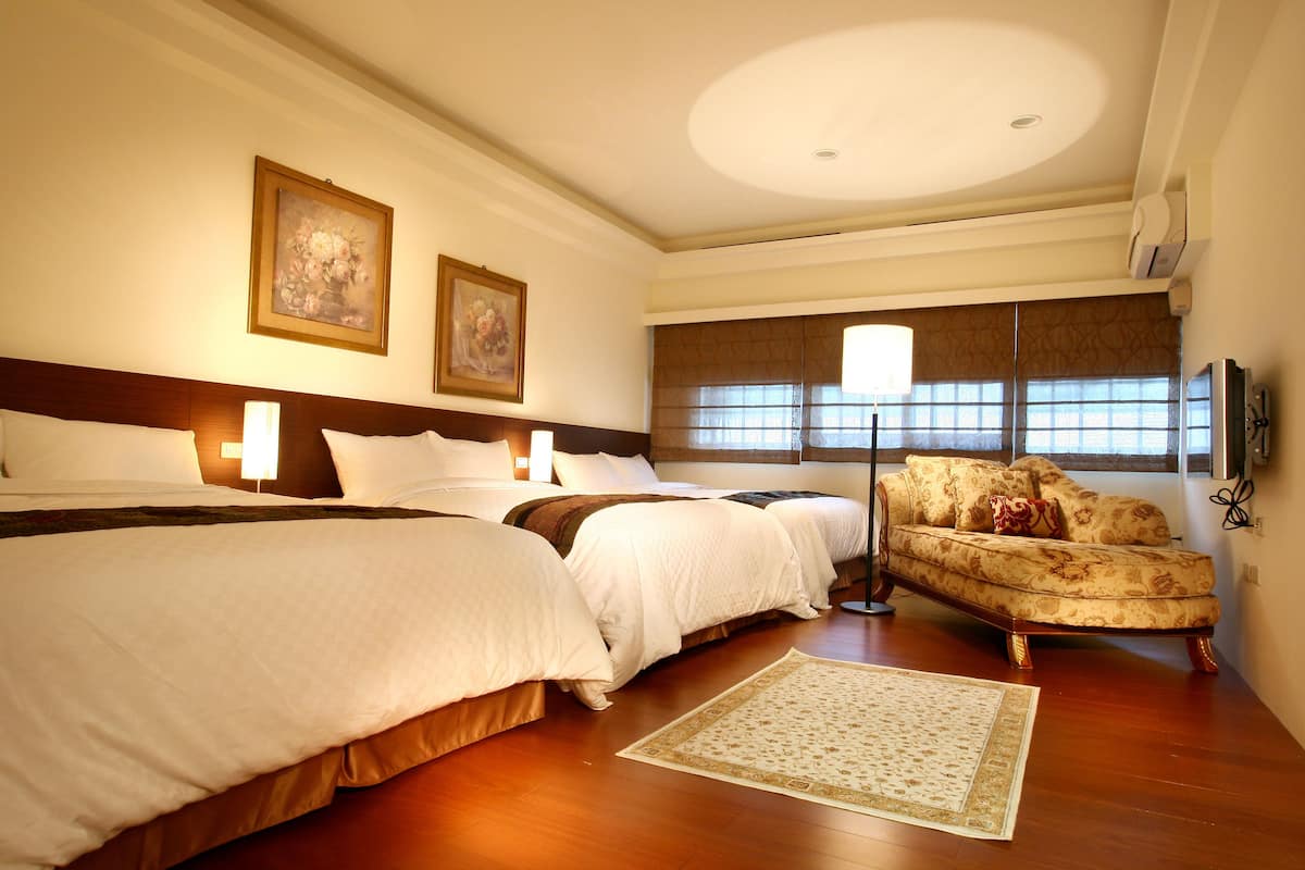 Studio Suite dành cho gia đình, nhiều giường, ban công, quang cảnh núi | Bàn, màn/rèm cản sáng, phòng cách âm