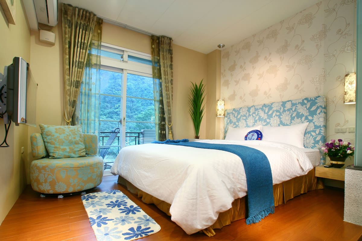 Phòng đôi Tiêu chuẩn, 1 giường cỡ king, ban công, quang cảnh sông | Bàn, màn/rèm cản sáng, phòng cách âm