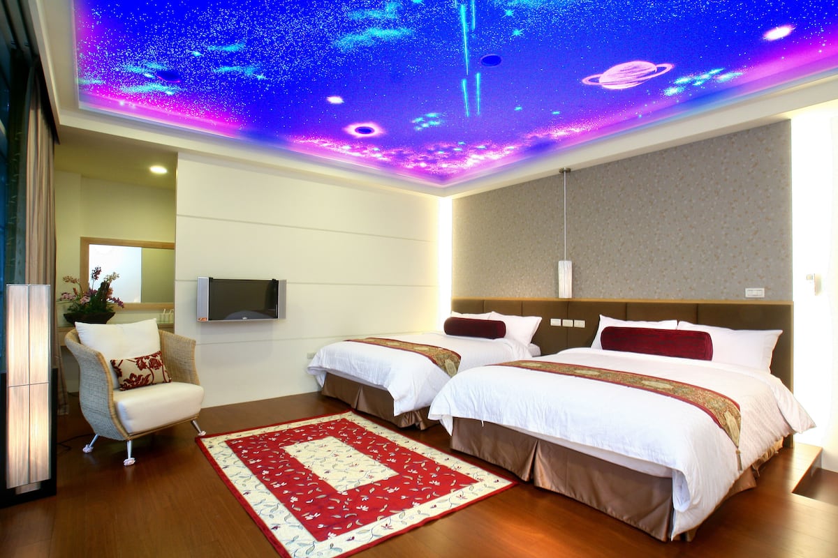 Phòng 4 Cao cấp, 2 giường cỡ queen, ban công, quang cảnh sông | Bàn, màn/rèm cản sáng, phòng cách âm