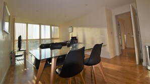 Apartment, 2 Schlafzimmer | Essbereich im Zimmer