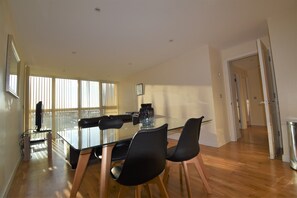 Appartement, 2 chambres | Repas dans la chambre