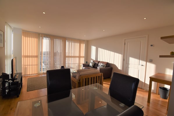 Apartment, 1 King Bed, Non Smoking | Living room