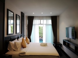 Vila júnior, 2 quartos, vista para a piscina | Frigobar, cofres nos quartos, escrivaninha, Wi-Fi de cortesia