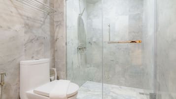 Villa Standard, 1 chambre, vue piscine | Douche de la salle de bain